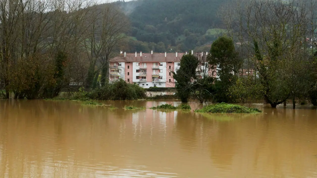 El río Ansón con el caudal muy alto a su paso por Ampuero