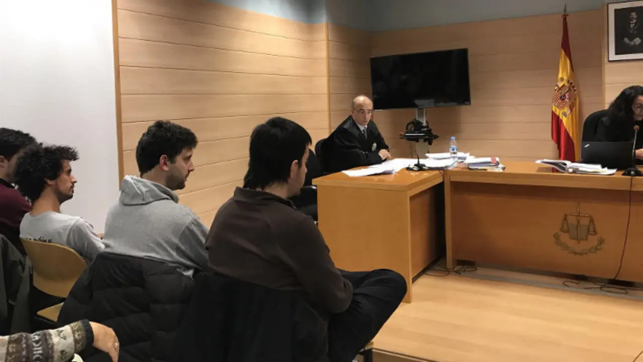 Los jóvenes acusados por la protesta en el acto de Diego, durante el juicio