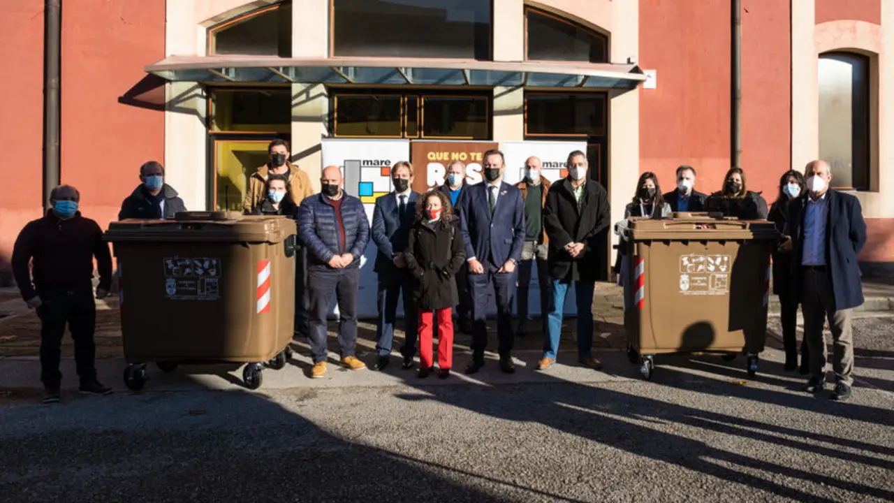 El consejero de Medio Ambiente, Guillermo Blanco, presenta a los alcaldes del Besaya el programa de implantación del quinto contenedor