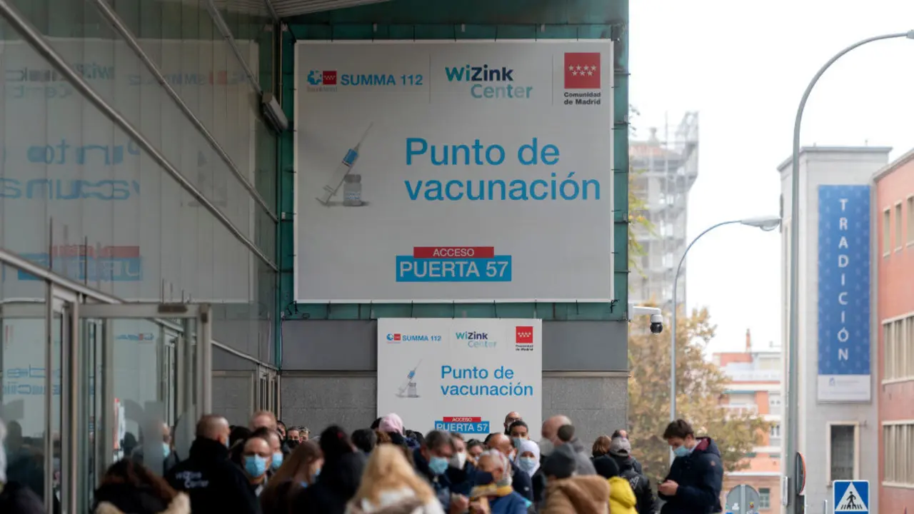 Varias personas hacen cola para la tercera dosis del Covid, en el Wizink Center