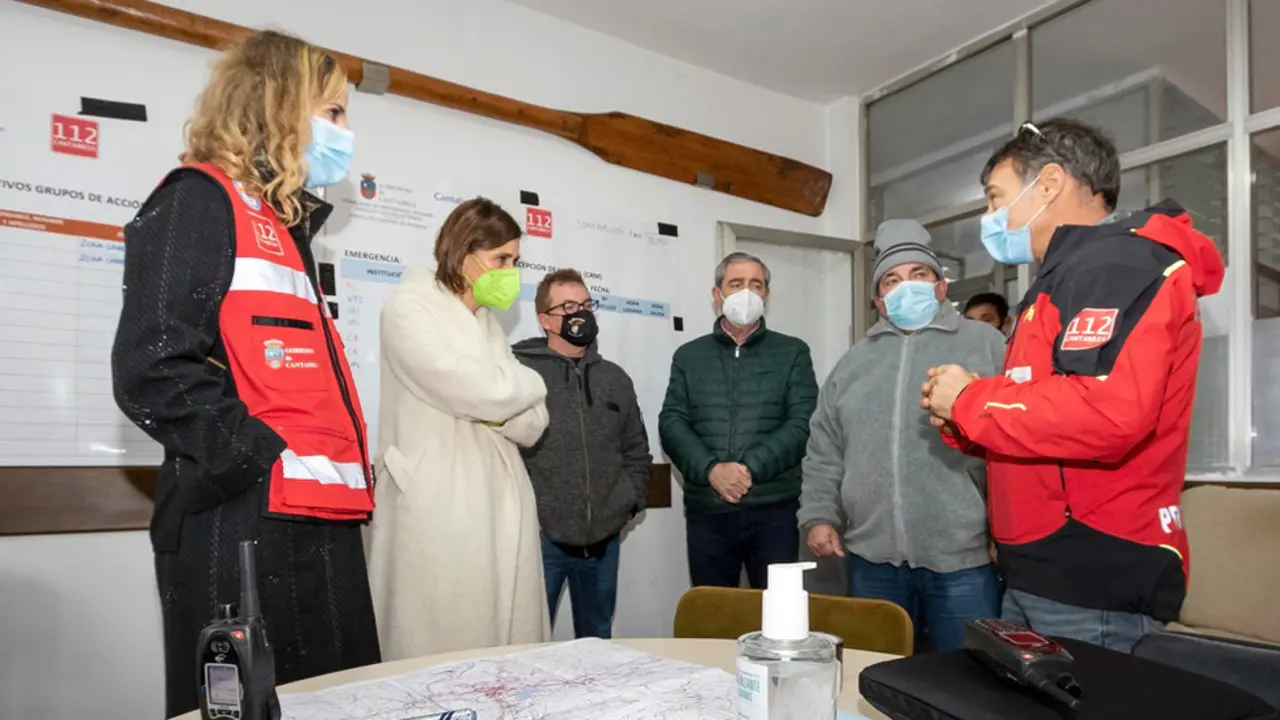 La consejera de Presidencia, Interior, Justicia y Acción Exterior, Paula Fernández Viaña, y la directora general de Interior, Jezabel Morán, en el puesto de mando avanzado que coordina la búsqueda del joven desaparecido