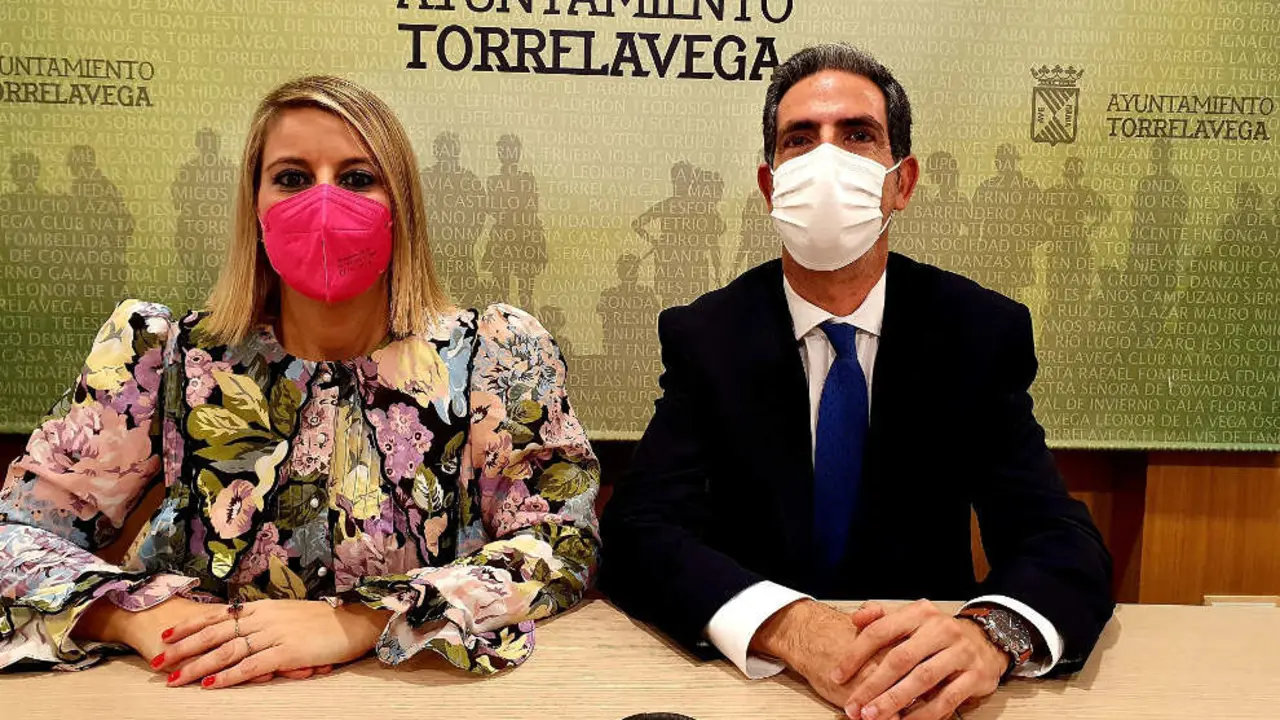 La concejala de Comercio, Cristina García Viñas, y el presidente de la Cámara de Torrelavega, Carlos Augusto Carrasco, presentan una nueva edición de 'Bono 39300'