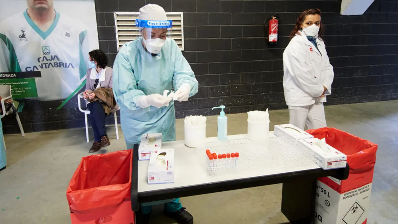 Trabajadores sanitarios se preparan para realizar tests de antígenos en los Campos de Sport del Sardinero, en Santander