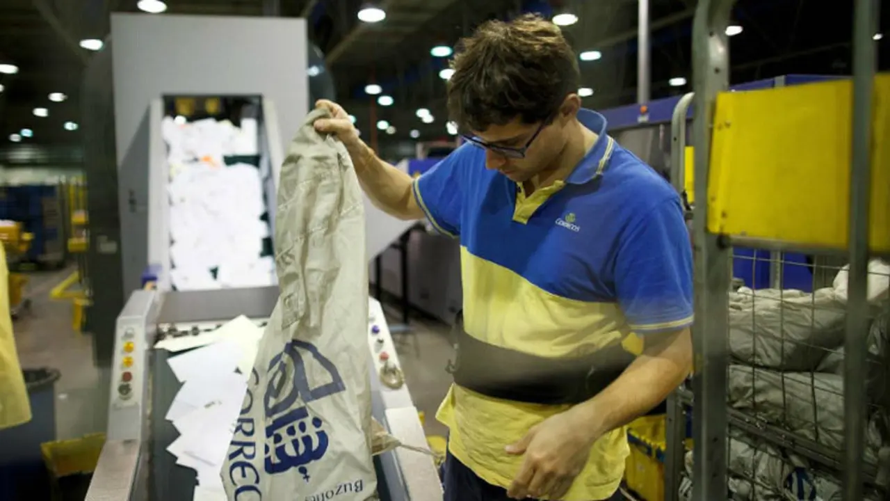 Un trabajador de Correos