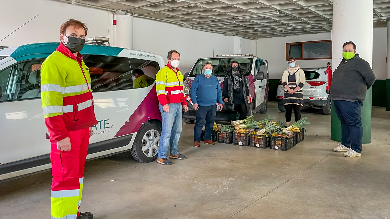 Entrega de alimentos por Transportes Lasarte al Ayuntamiento de Polanco para familias necesitadas