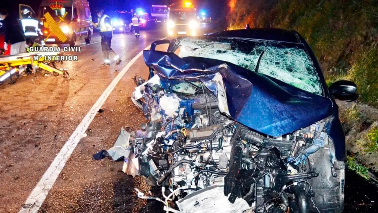 Estado de uno de los coches implicados en el accidente de Santa María de Cayón