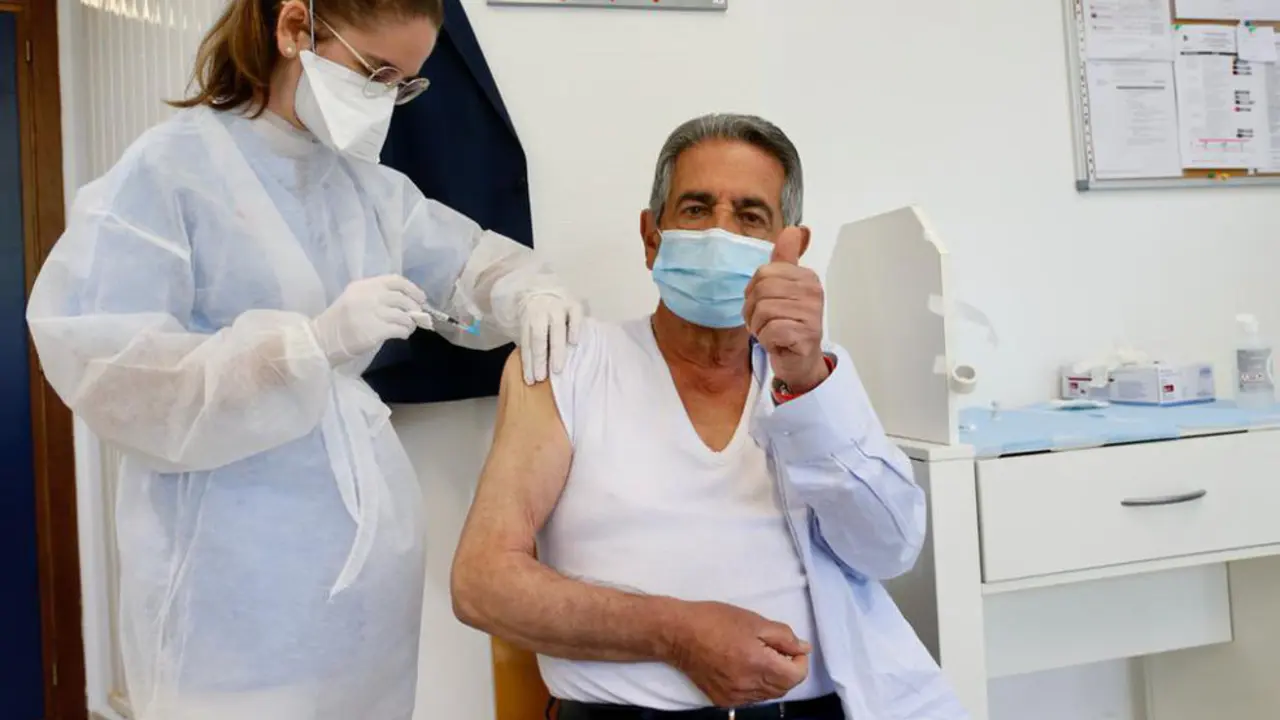 Revilla recibiendo la vacuna contra el COVID-19