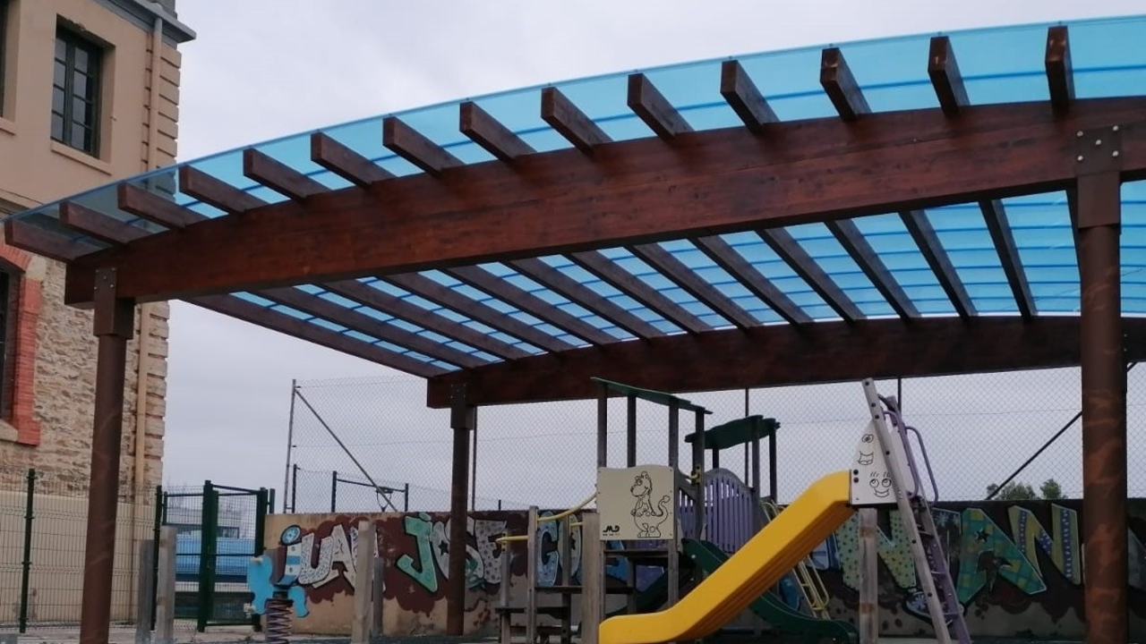 El colegio p&uacute;blico de Suances estrena cubierta en su zona de juego infantil