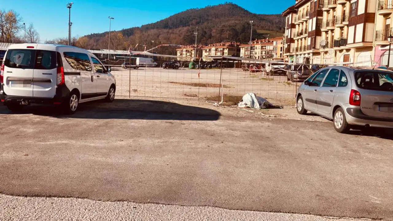 Terreno vallado que utilizaba el Ayuntamiento de Santa María de Cayón | Foto- edc