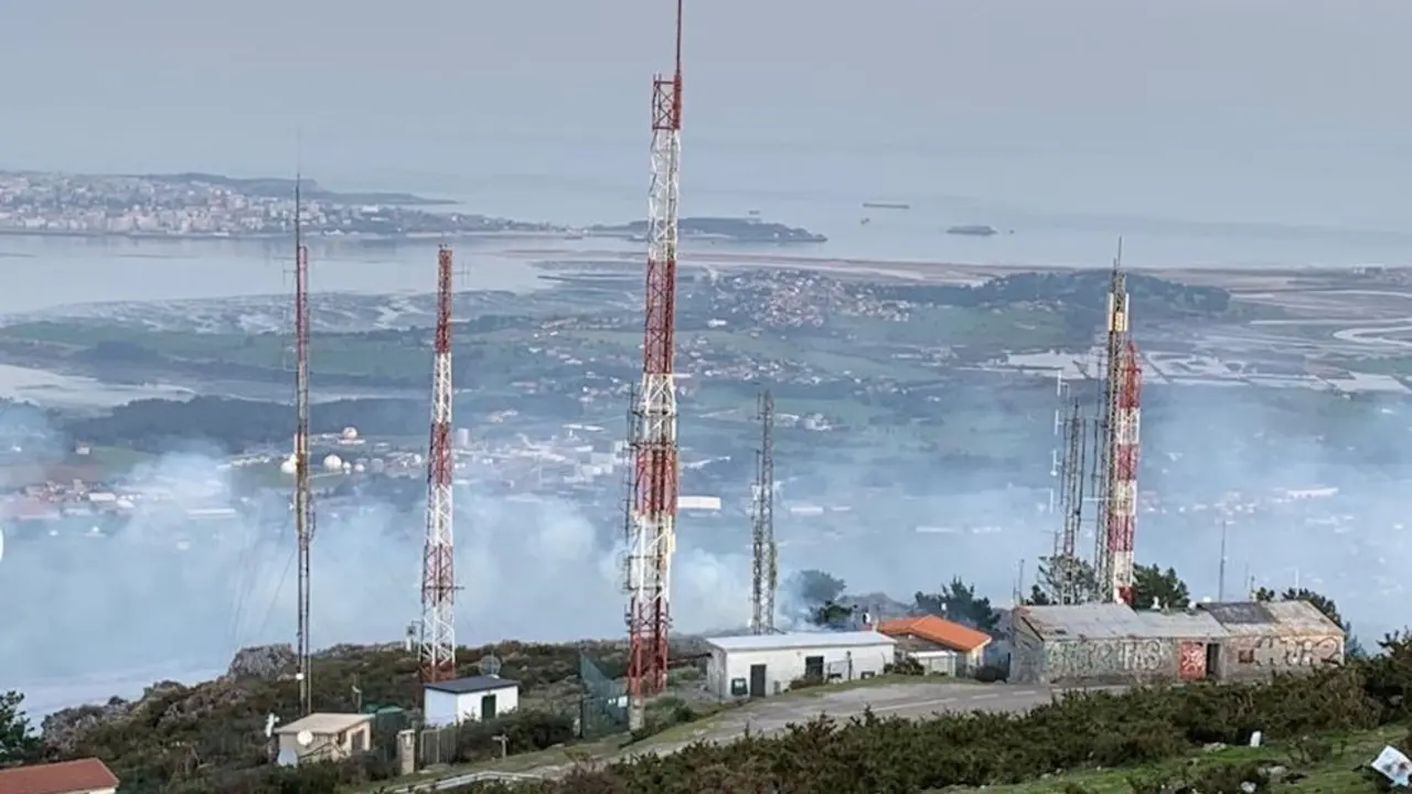 Incendio próximo a las antenas de Peña Cabarga