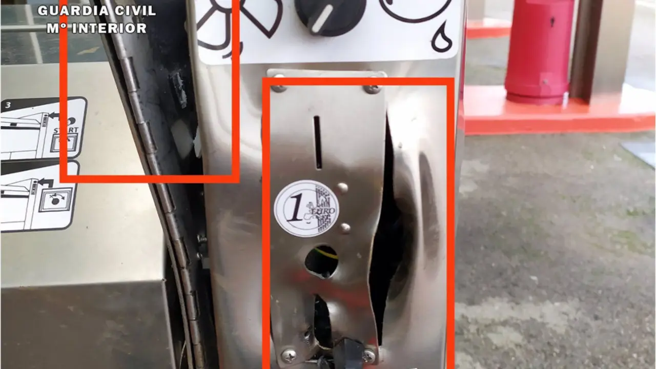 Estado en el que quedó uno de los cajetines de las máquinas de lavado | Foto- Guardia Civil
