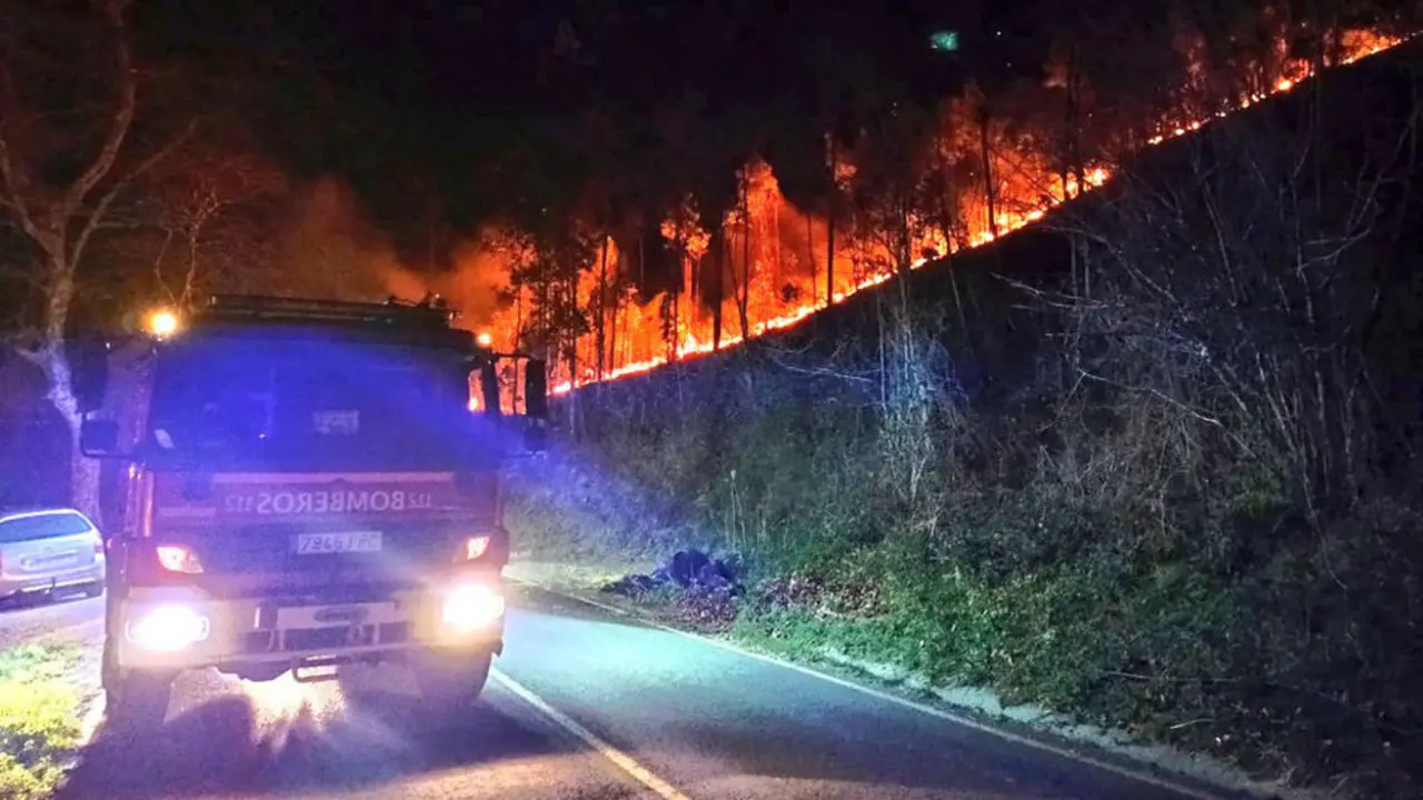 Extinción de un incendio forestal esta madrugada en Santa María de Cayón