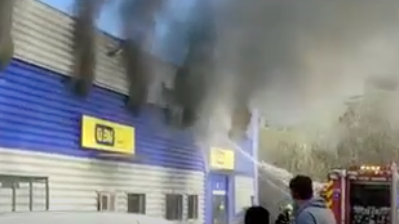 Incendio BM Supermercados en Colindres