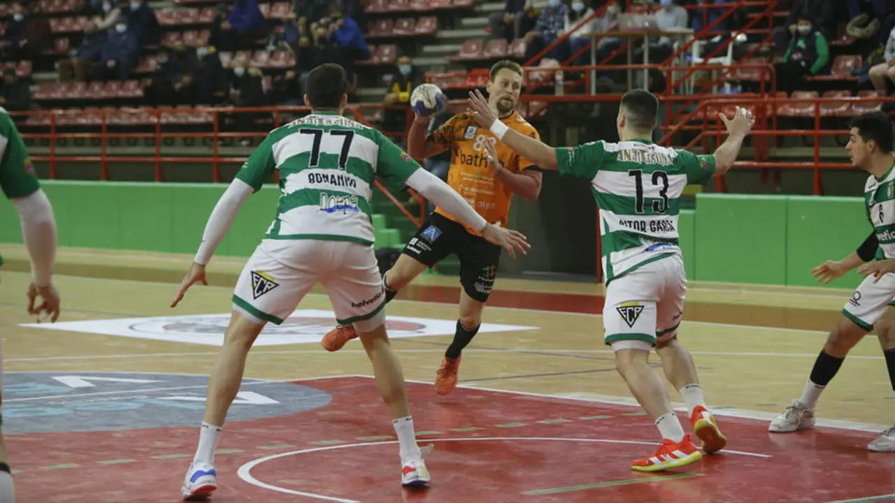 El lateral izquierdo esloveno Jaka Spiljak se prepara para tirar a puerta