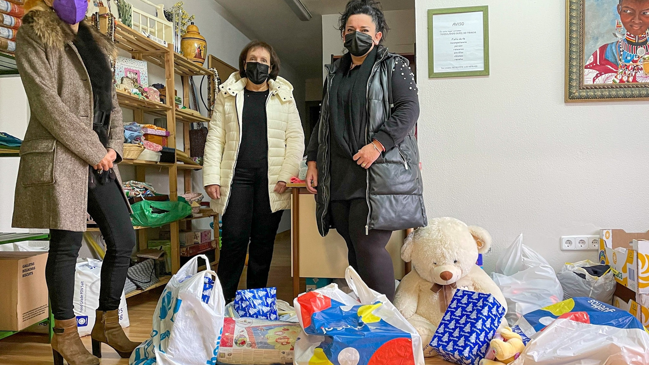 Entrega de juguetes a familias necesitadas