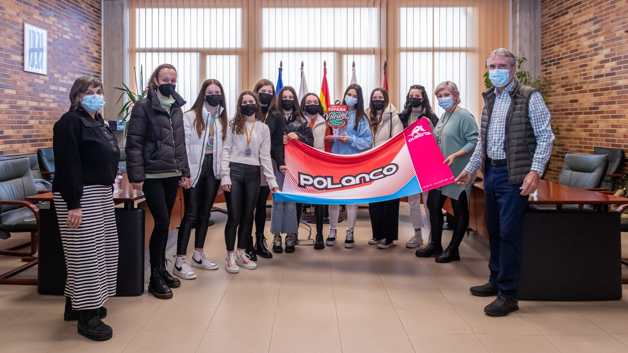 La alcaldesa de Polanco y los concejales de Deportes y Educaci&oacute;n con las integrantes Club Atl&eacute;tico Polanco de voleibol tras su bronce logrado en Valladolid