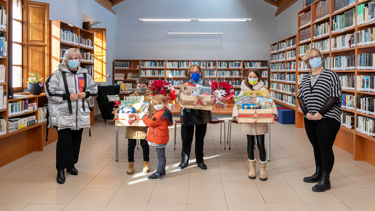 Entrega de cestas de libros