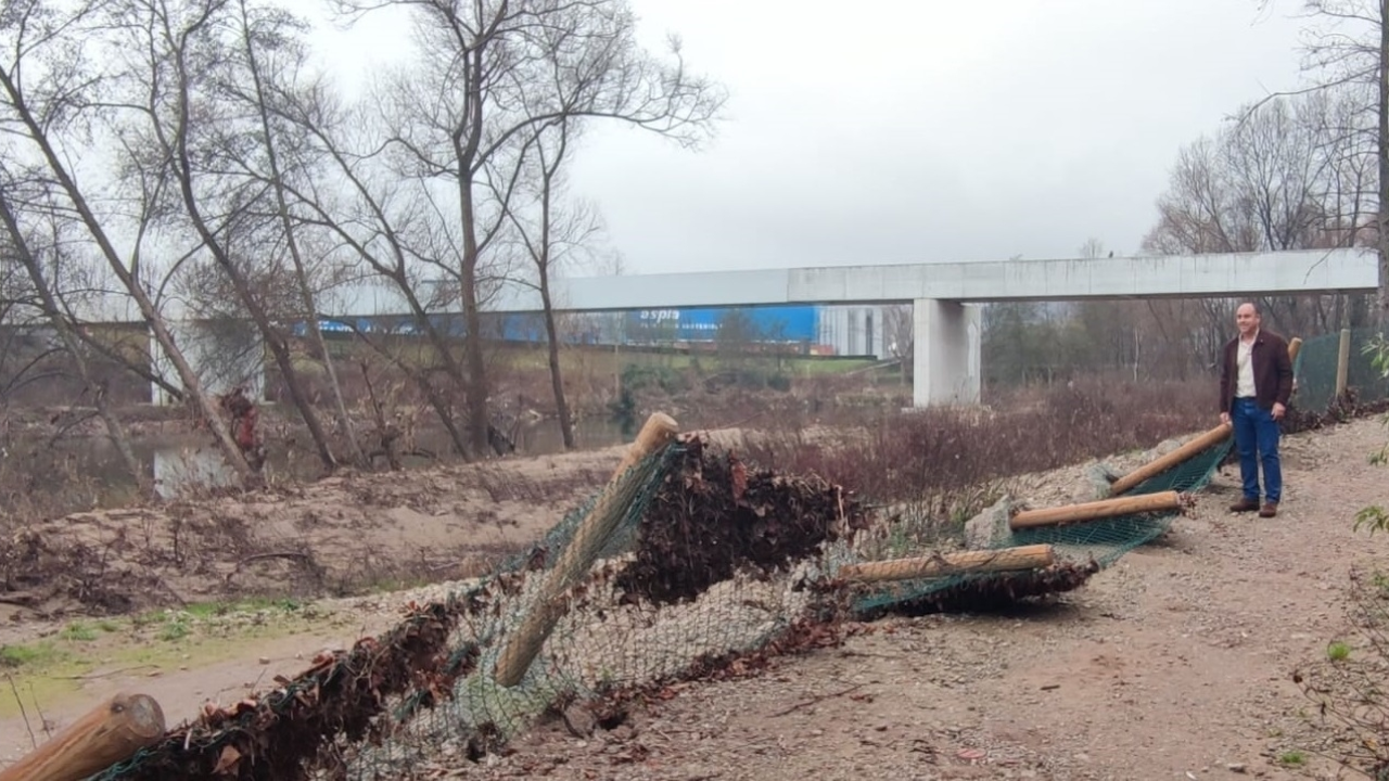 Julio Ricciardiello en la margen del Saja-Besaya, con la pasarela sobre el r&iacute;o al fondo