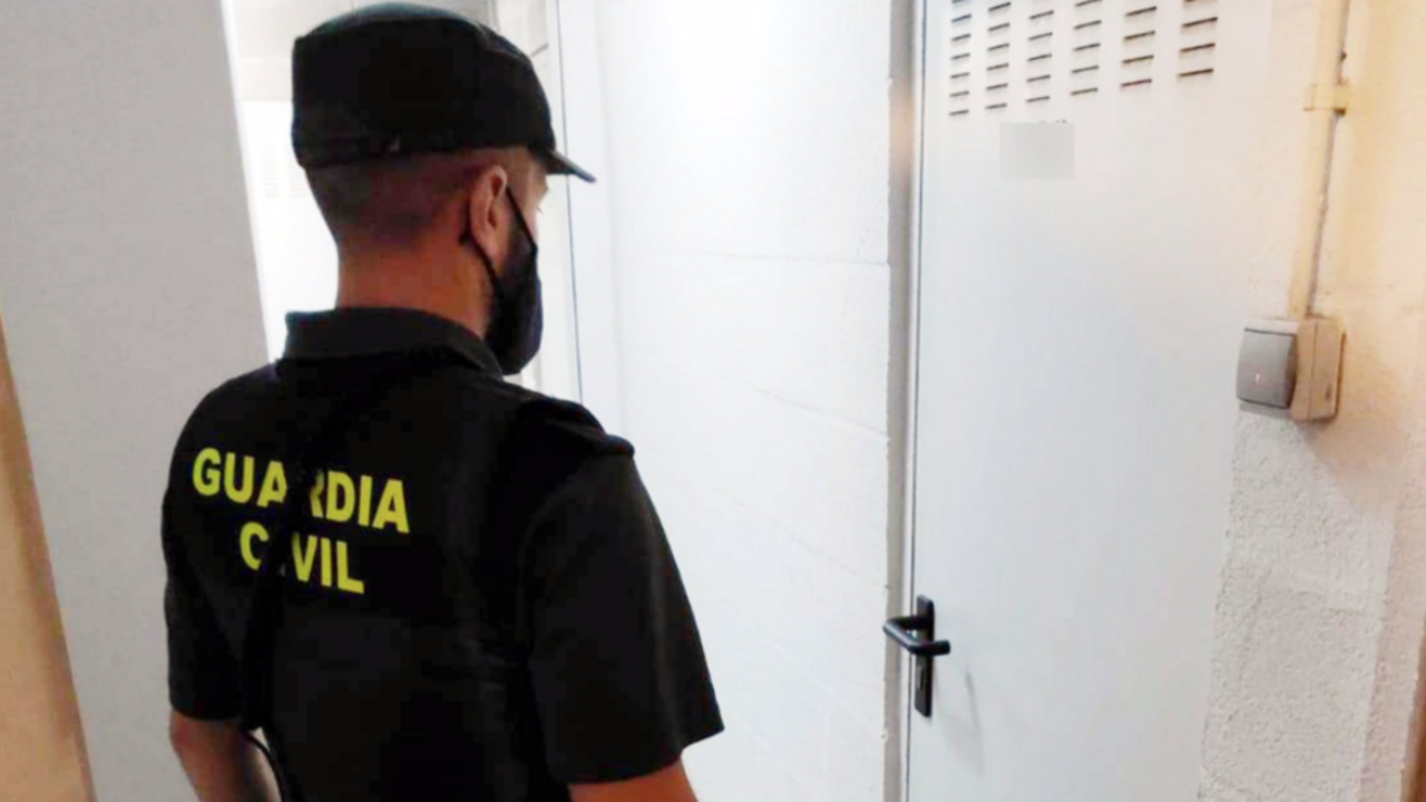 Un agente de la Guardia Civil participante en la investigación de los robos y hurtos en chalets, trasteros y garajes