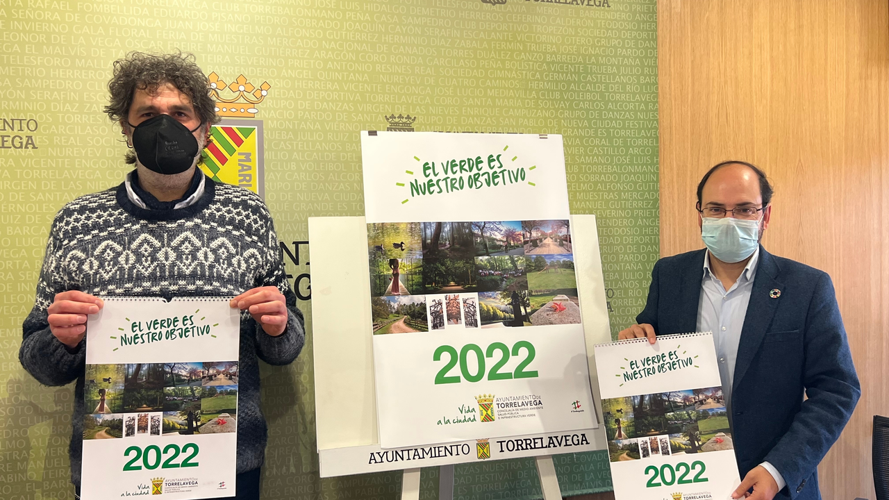 Jos&eacute; Luis Urraca y Pepe Ter&aacute;n presentan el calendario de 2022 con im&aacute;genes de las zonas verdes de Torrelavega