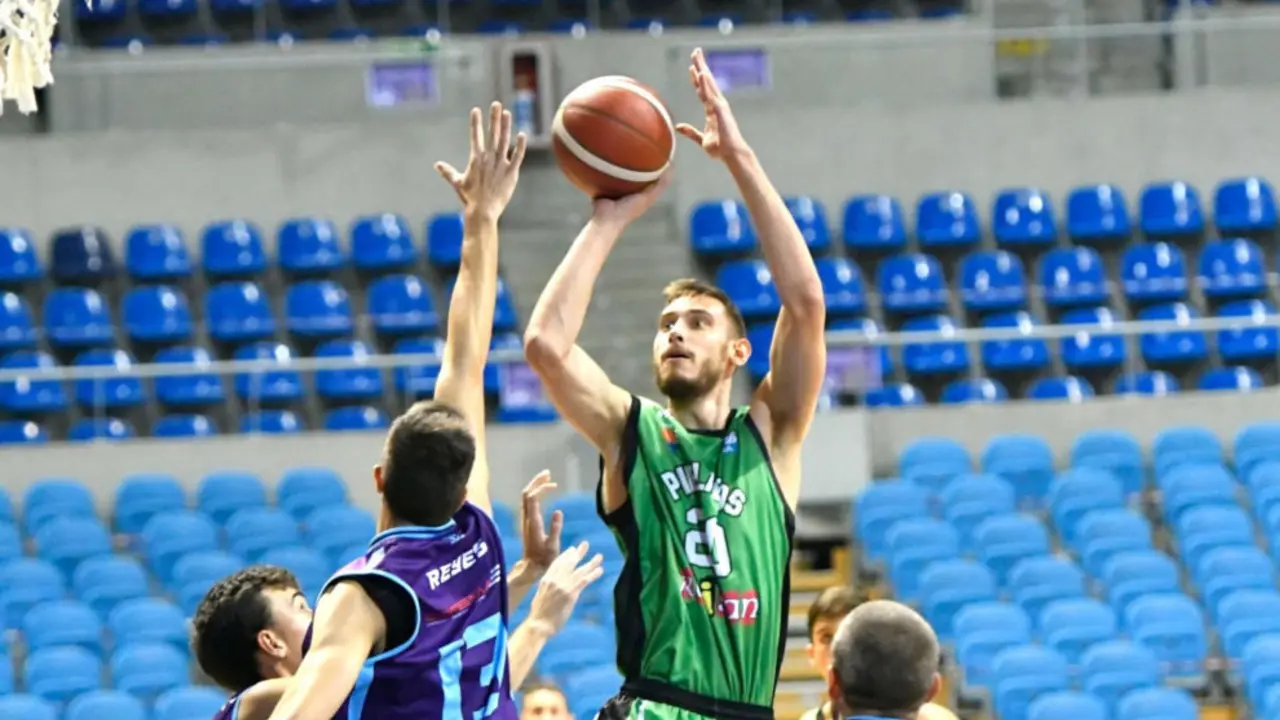 Durante el enfrentamiento entre Cantbasket y Raisan Pas Piélagos