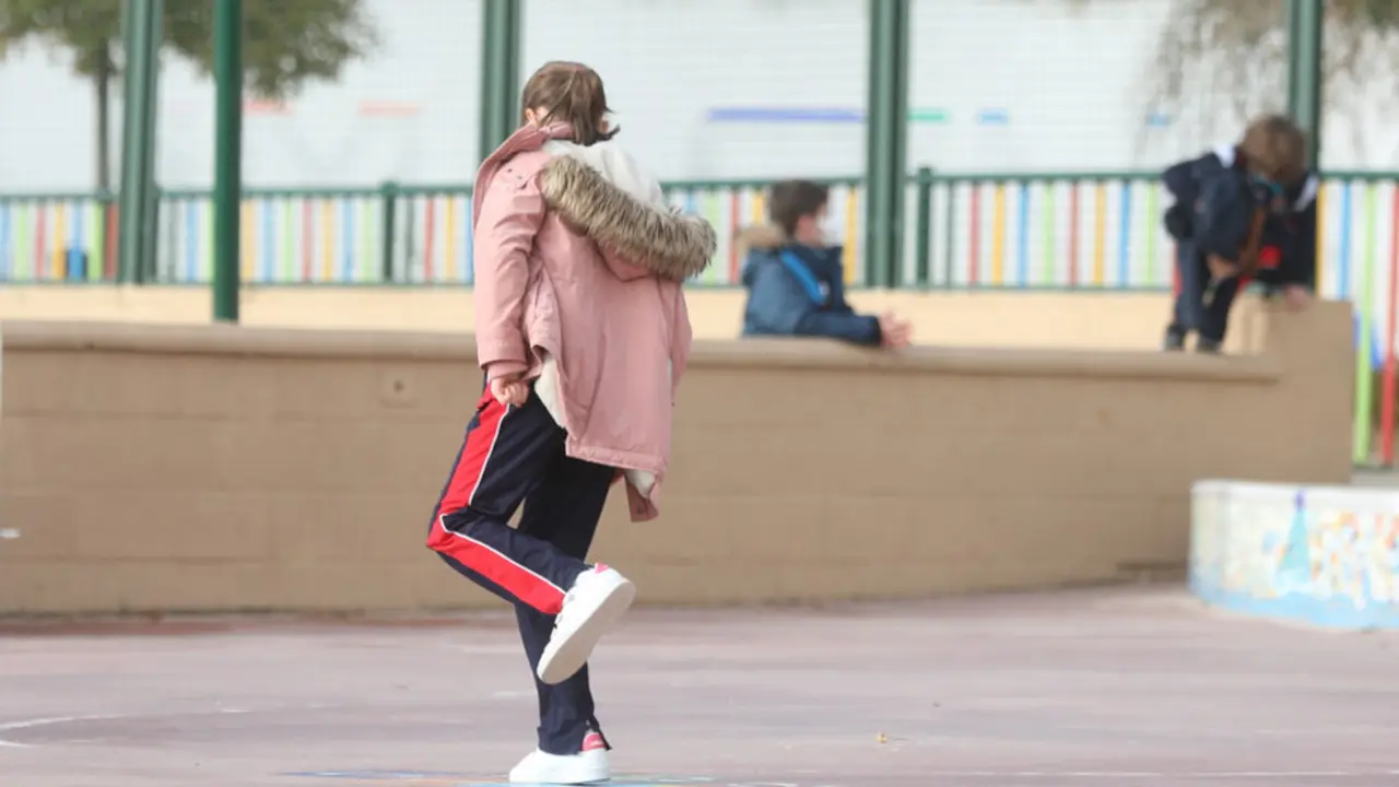 Una niña juega en el recreo