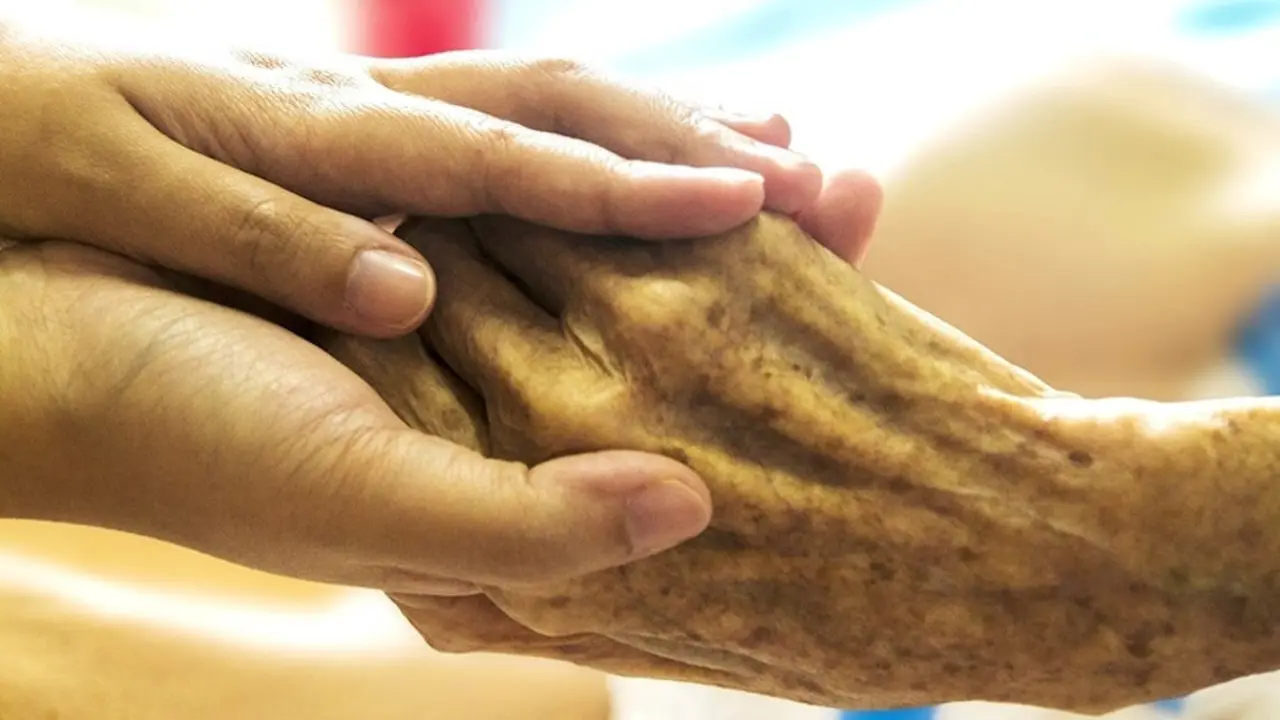 Una anciana recibe apoyo de una familiar