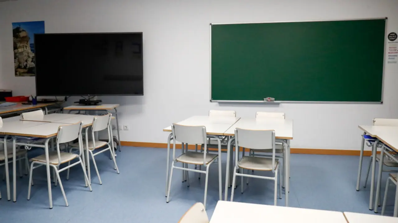 Sillas y mesas de un aula