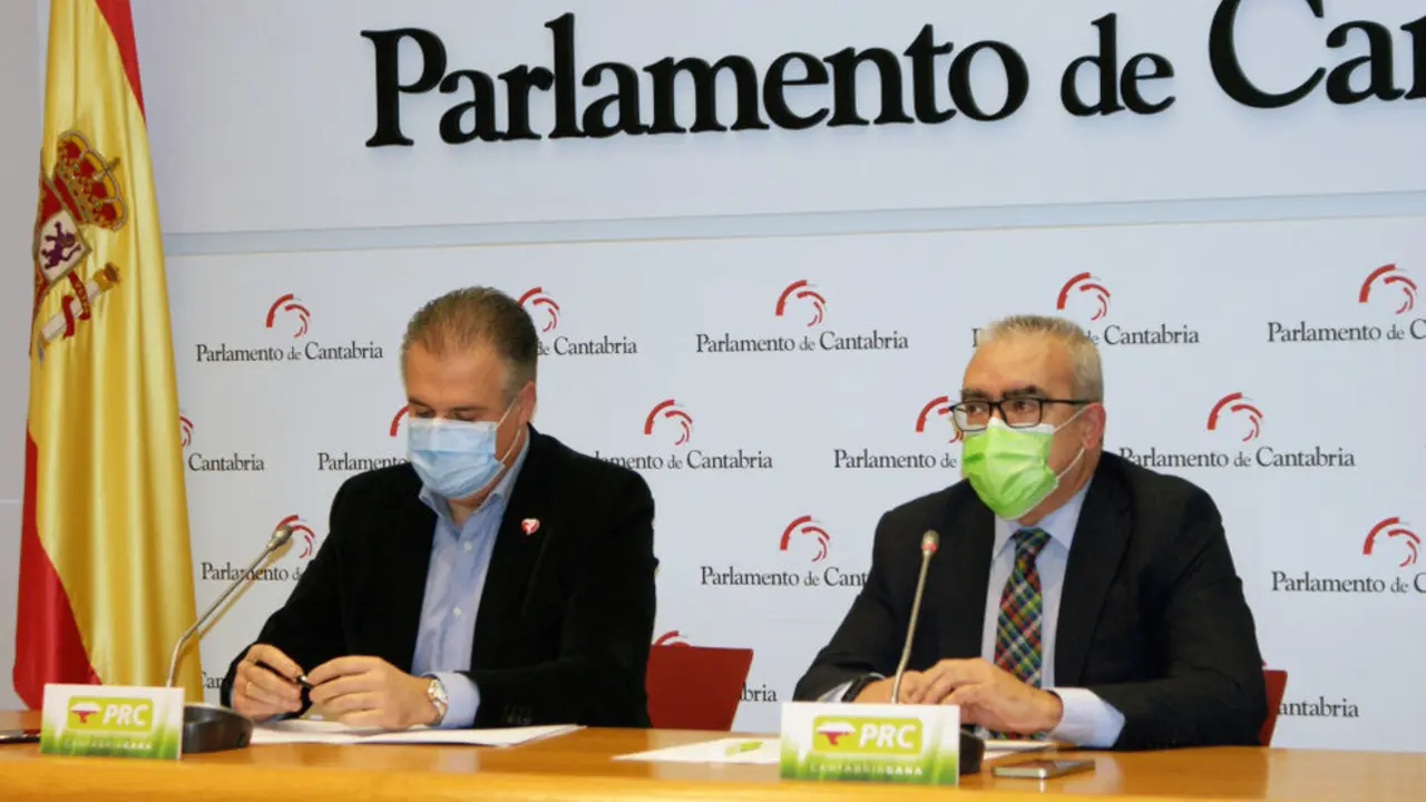 El portavoz del Grupo Parlamentario Regionalista, Pedro Hernando (dcha) y el diputado regional del PRC Francisco Ortiz, en la rueda de prensa