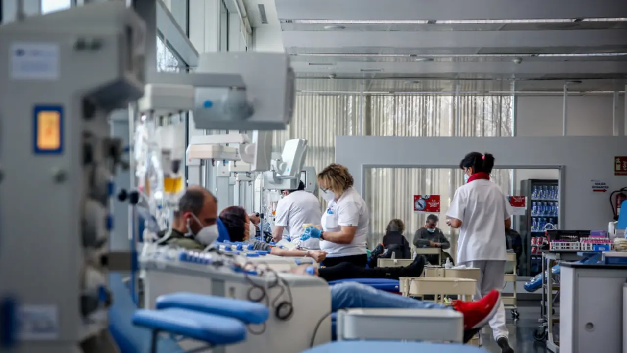 Varias personas donan sangre