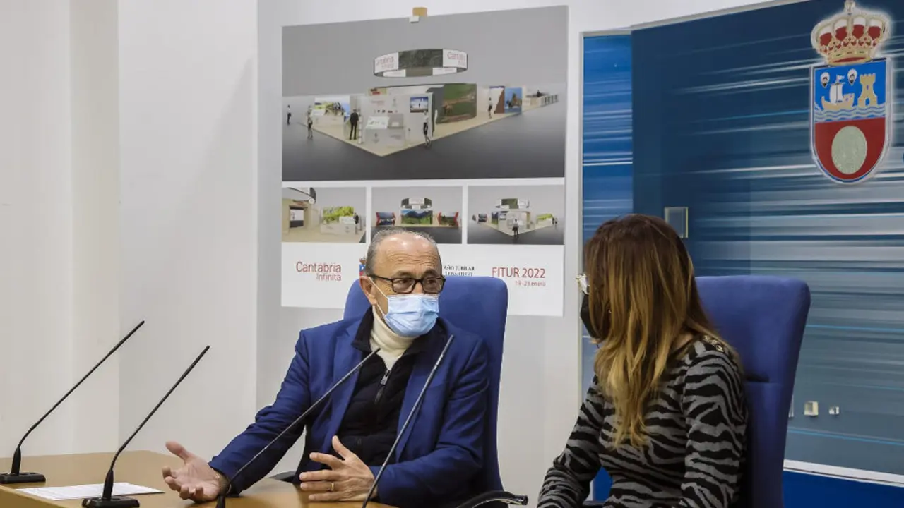 El consejero de Turismo, Javier López Marcano, acompañado de la directora general de Turismo, Marta Barca, presenta en rueda de prensa la participación de Cantabria en FITUR 2022
