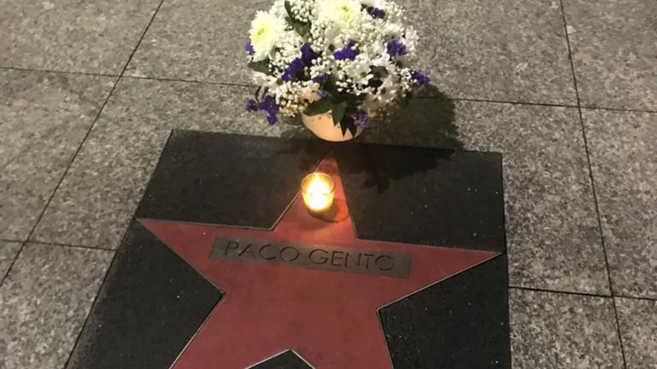 Flores en la estrella de Paco Gento en el Paseo de la Fama de Tetuán en Santander