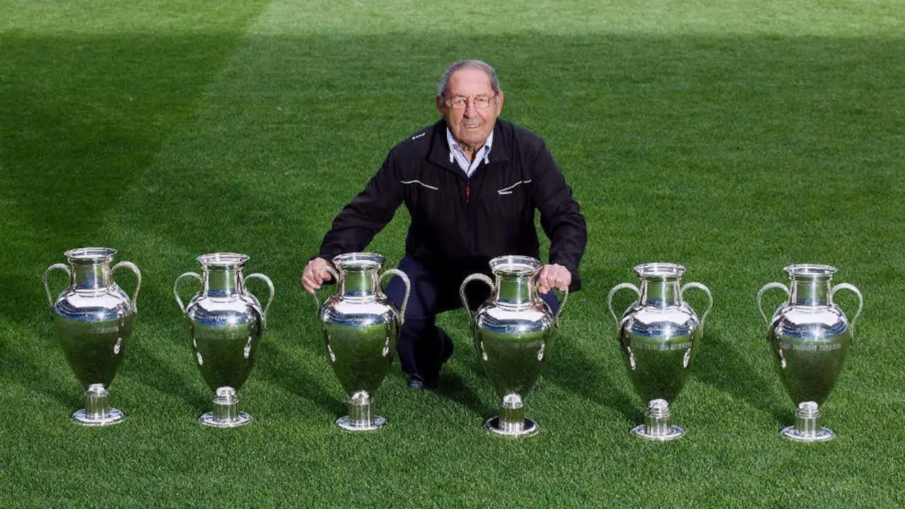 Paco Gento con sus seis Copas de Europa