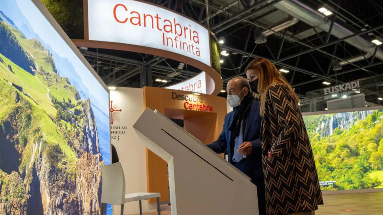 El consejero de Industria, Turismo, Innovación, Transporte y Comercio, Javier López Marcano, presenta el nuevo logo del Año Santo Lebaniego 2023 en el estand de Cantabria en Fitur