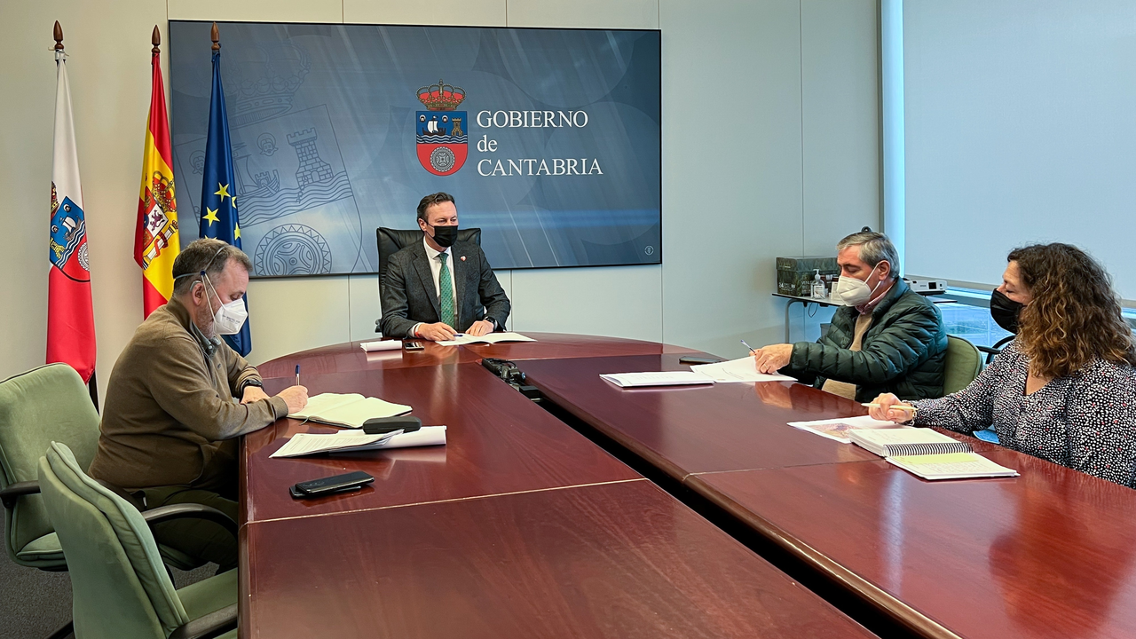 Reuni&oacute;n del consejero de Desarrollo Rural, Guillermo Blanco, y el alcalde de Suances, Andr&eacute;s Ruiz Moya