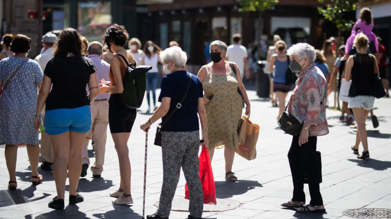 Transeúntes con mascarillas