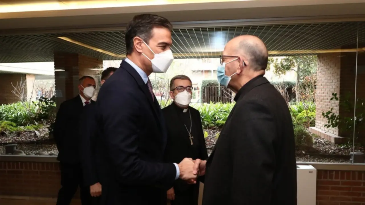 El presidente del Gobierno, Pedro Sánchez, y el presidente de la Conferencia Episcopal Española, Juan José Omella, en la sede de la CEE