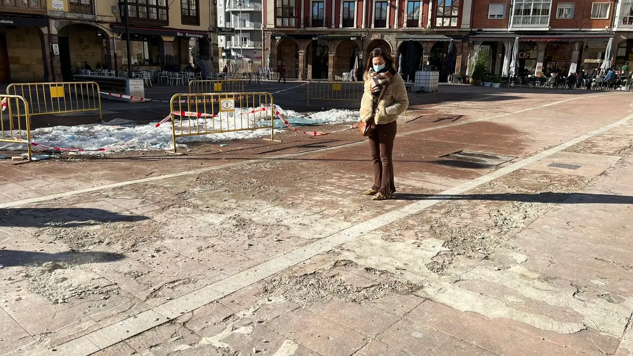 Marta Fern&aacute;ndez Teijeiro en la plaza Baldomero Iglesias, deteriorada tras el desmontaje de la pista de hielo