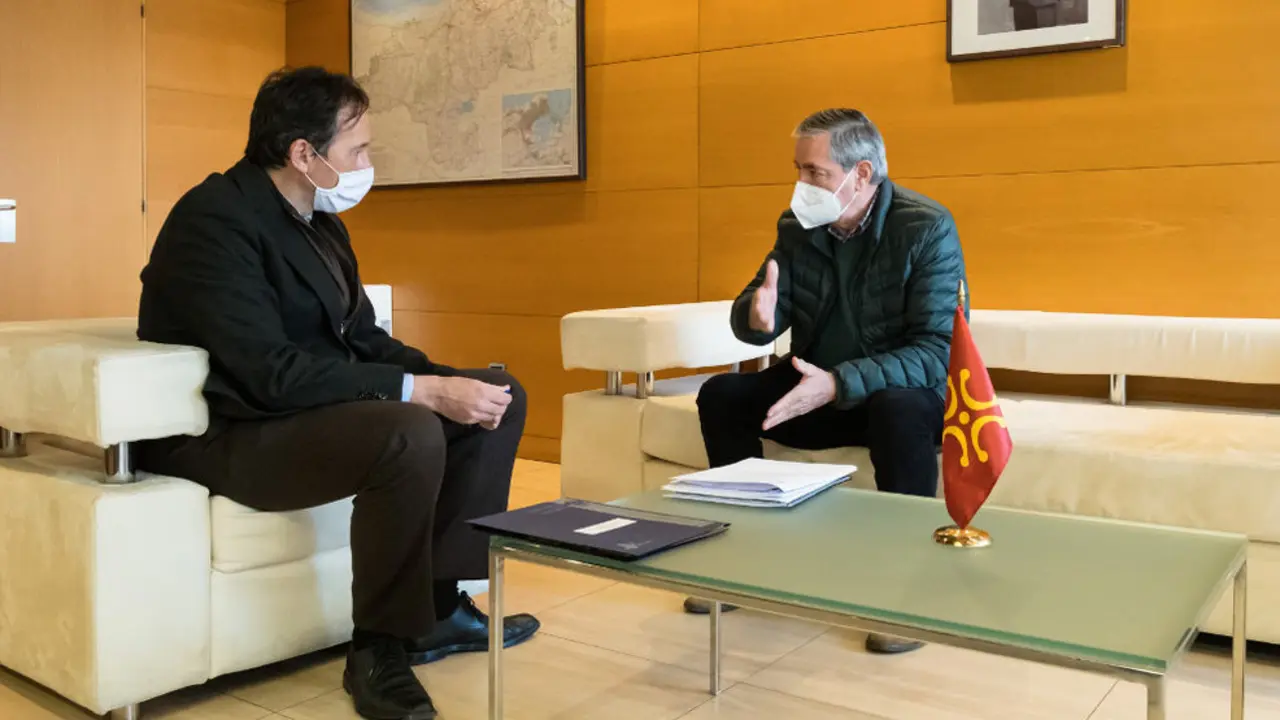 El consejero de Obras Públicas, Ordenación del Territorio y Urbanismo, José Luis Gochicoa, se reúne con el alcalde de Suances, Andrés Ruiz