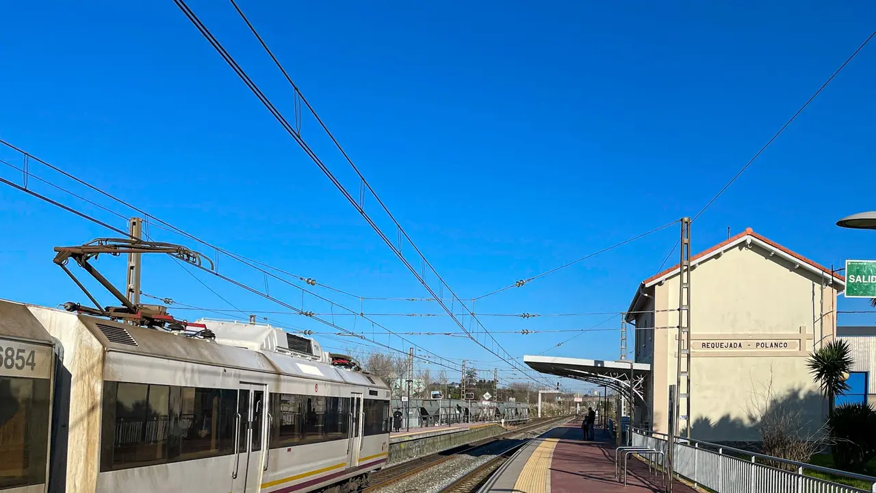 Tren de Cercan&iacute;as en la estaci&oacute;n de Requejada
