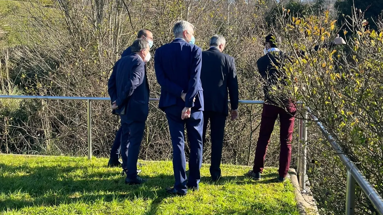 El alcalde, Javier L&oacute;pez Estrada, y el primer teniente de alcalde, Jos&eacute; Manuel Cruz Viadero, visitan junto a los t&eacute;cnicos la zona donde empezar&aacute; la via auxiliar para el soterramiento
AYUNTAMIENTO
26/1/2022