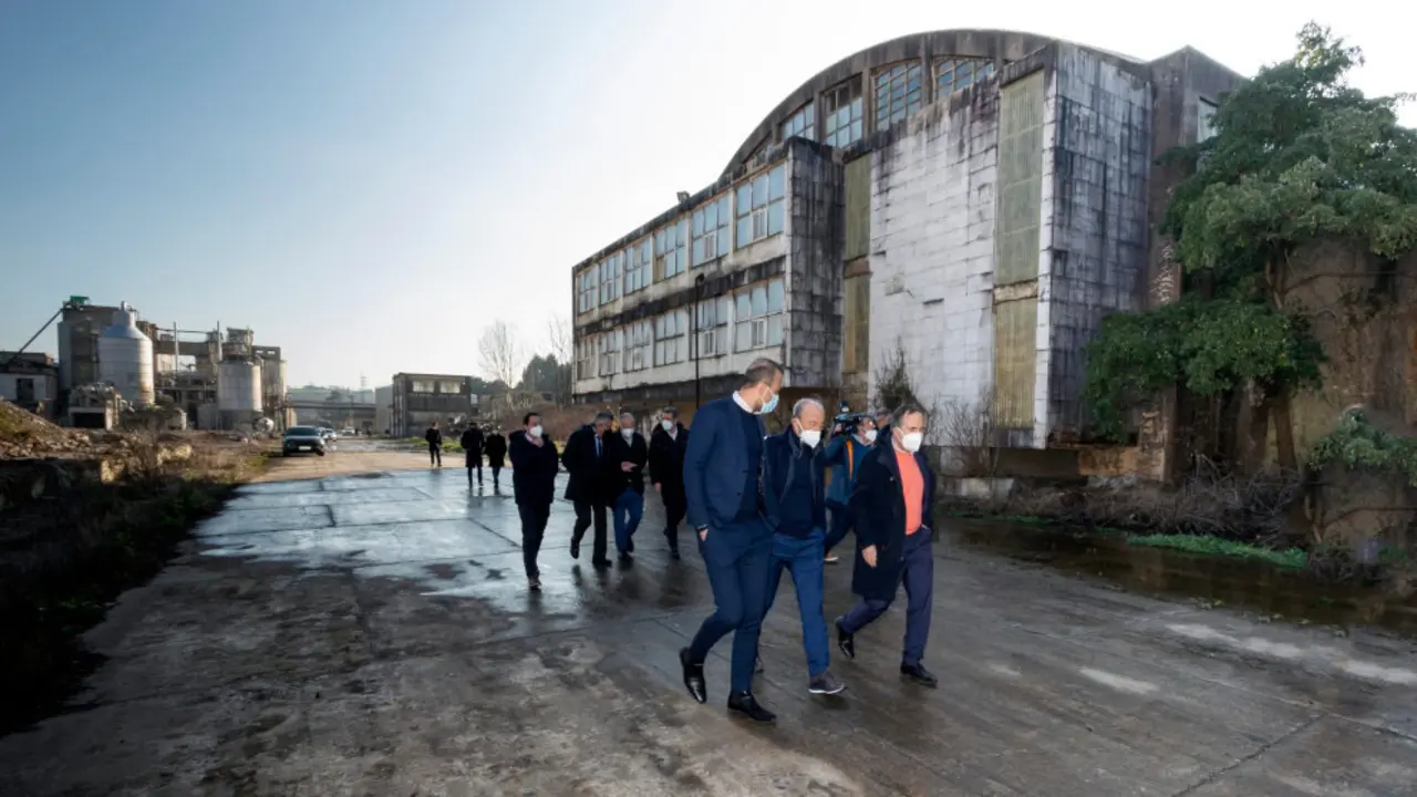 El consejero de Industria, Turismo, Innovación, Transporte y Comercio, Javier López Marcano, y el alcalde de Torrelavega, Javier López Estrada, visitan los antiguos terrenos de Papelera del Besaya