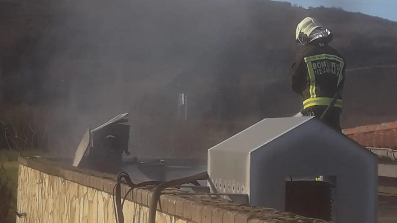 Humo provocado por un incendio en la cocina de un restaurante