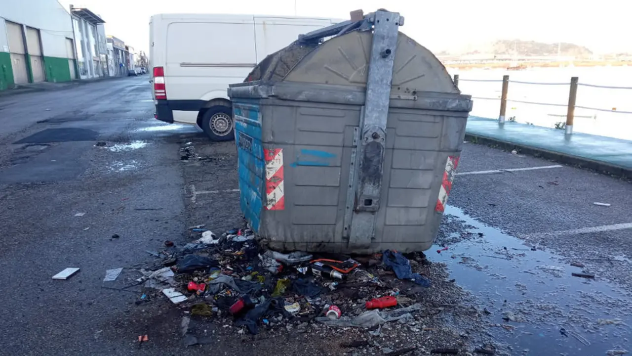 Contenedor en mal estado en el puerto de Raos