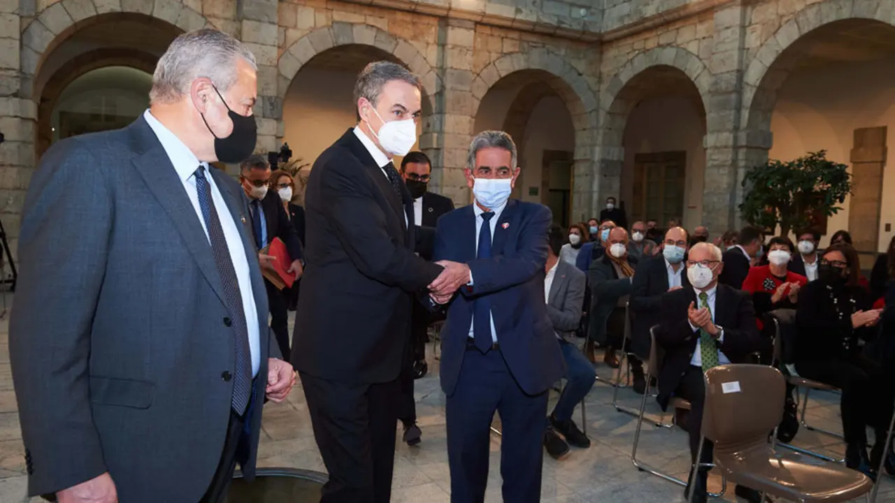 El presidente del Parlamento de Cantabria, Joaqu&iacute;n G&oacute;mez; el expresidente de Espa&ntilde;a, Jos&eacute; Luis Rodr&iacute;guez Zapatero; y el presidente de Cantabria, Miguel &Aacute;ngel Revilla, antes de la conferencia con motivo del 40 aniversario del Estatuto de Autonom&iacute;a
