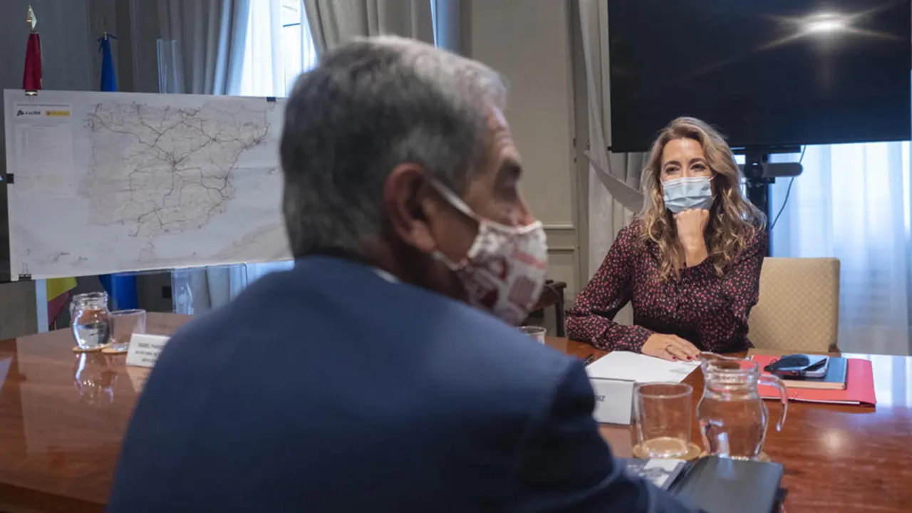 La ministra de Transportes, Movilidad y Agenda Urbana, Raquel Sánchez, durante una reunión con el presidente de Cantabria, Miguel Ángel Revilla, en la sede del Ministerio, a 1 de octubre de 2021, en Madrid
