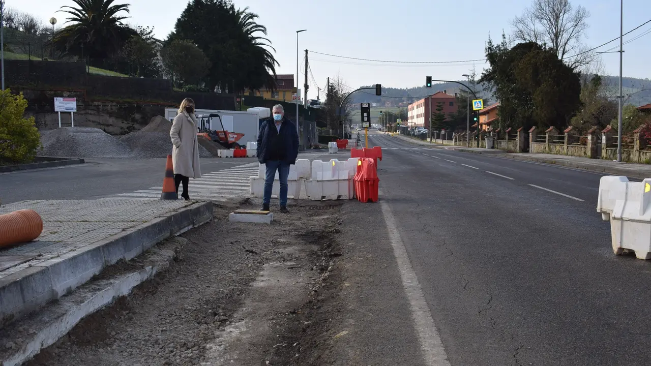 La alcaldesa de Pi&eacute;lagos, Ver&oacute;nica Samperio, y el concejal de Obras, Antonio G&oacute;mez, asisten al inicio de los trabajos de la segunda fase del saneamiento entre los barrios La Calzada y Monse&ntilde;or, de Arce
