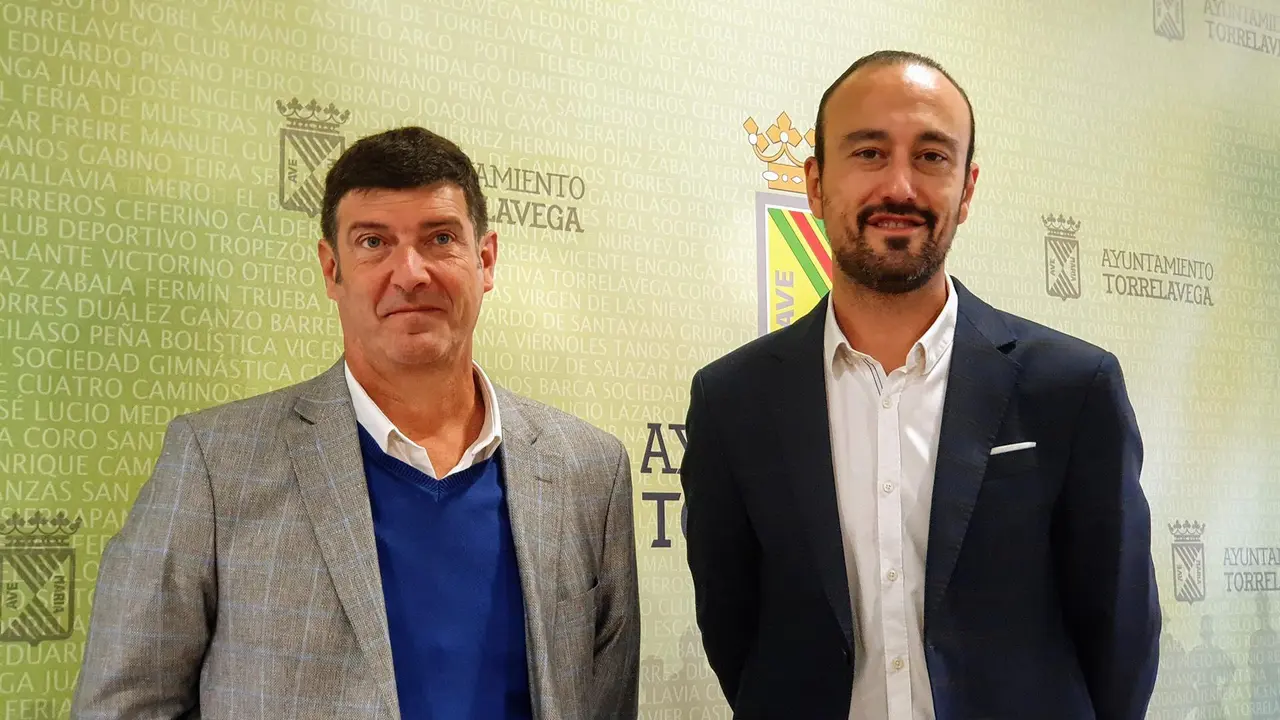 El alcalde, Javier López Estrada; y el concejal de Recursos Humanos, Bernardo Bustillo