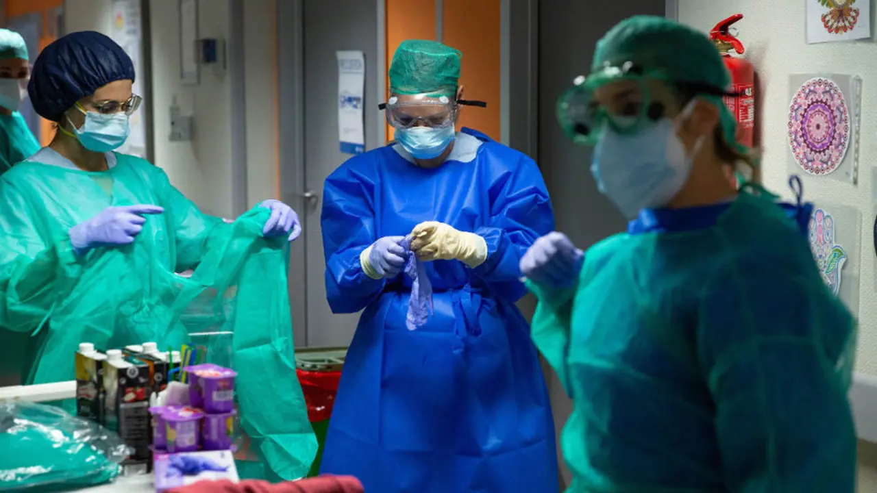 Enfermeras protegidas con mascarillas y gafas en el Hospital Povisa de Vigo, del grupo Ribera Salud