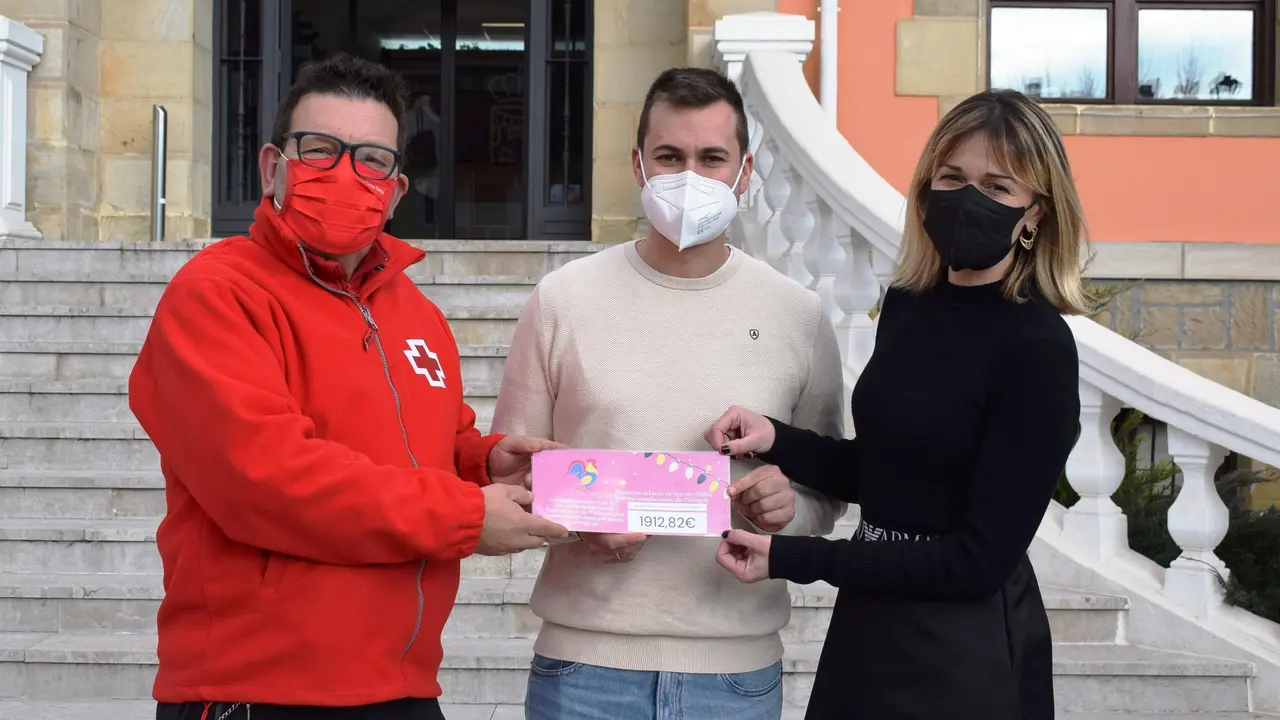 Pi&eacute;lagos entrega a Cruz Roja m&aacute;s de 1.700 euros por la recaudaci&oacute;n de sus iniciativas solidarias